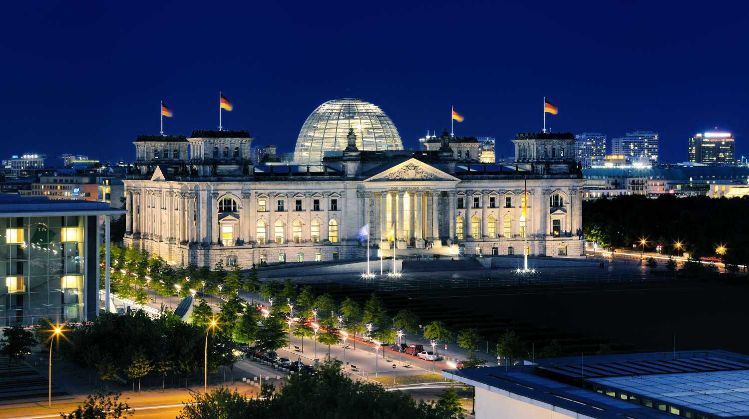 Berliner Reichstag bei Nacht