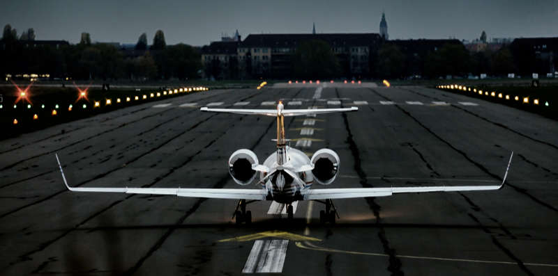 Flugzeug startet in Berlin/Tempelhof bei Nacht