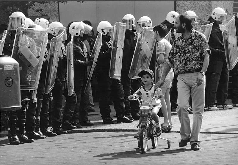 1.Mai-Demo Berlin-Kreuzberg Polizisten Kind mit Vater