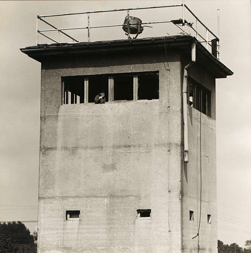 DDR Wachturm mit Kind 1990